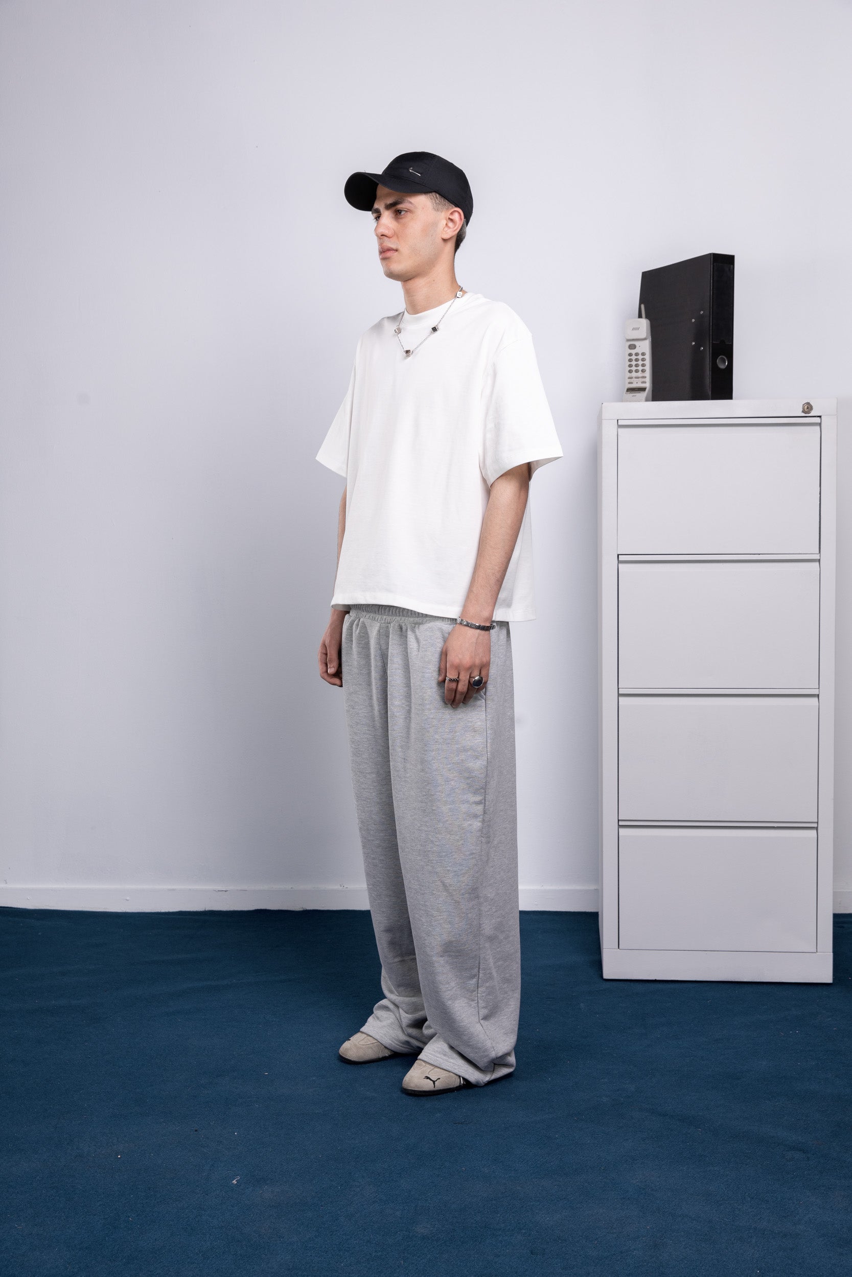 front [color : white ]