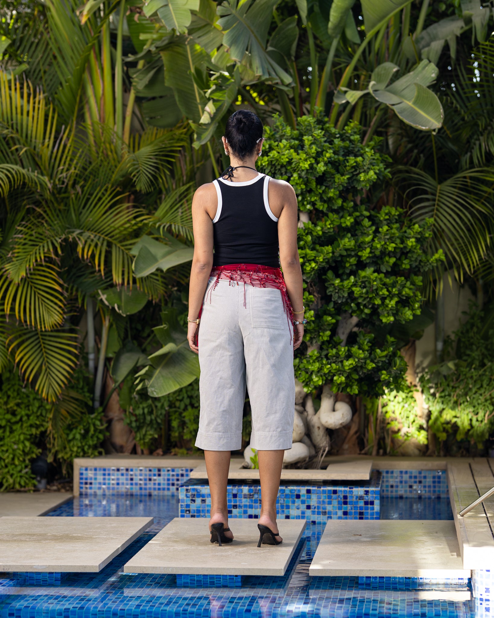 back [Color: BLACK & WHITE]