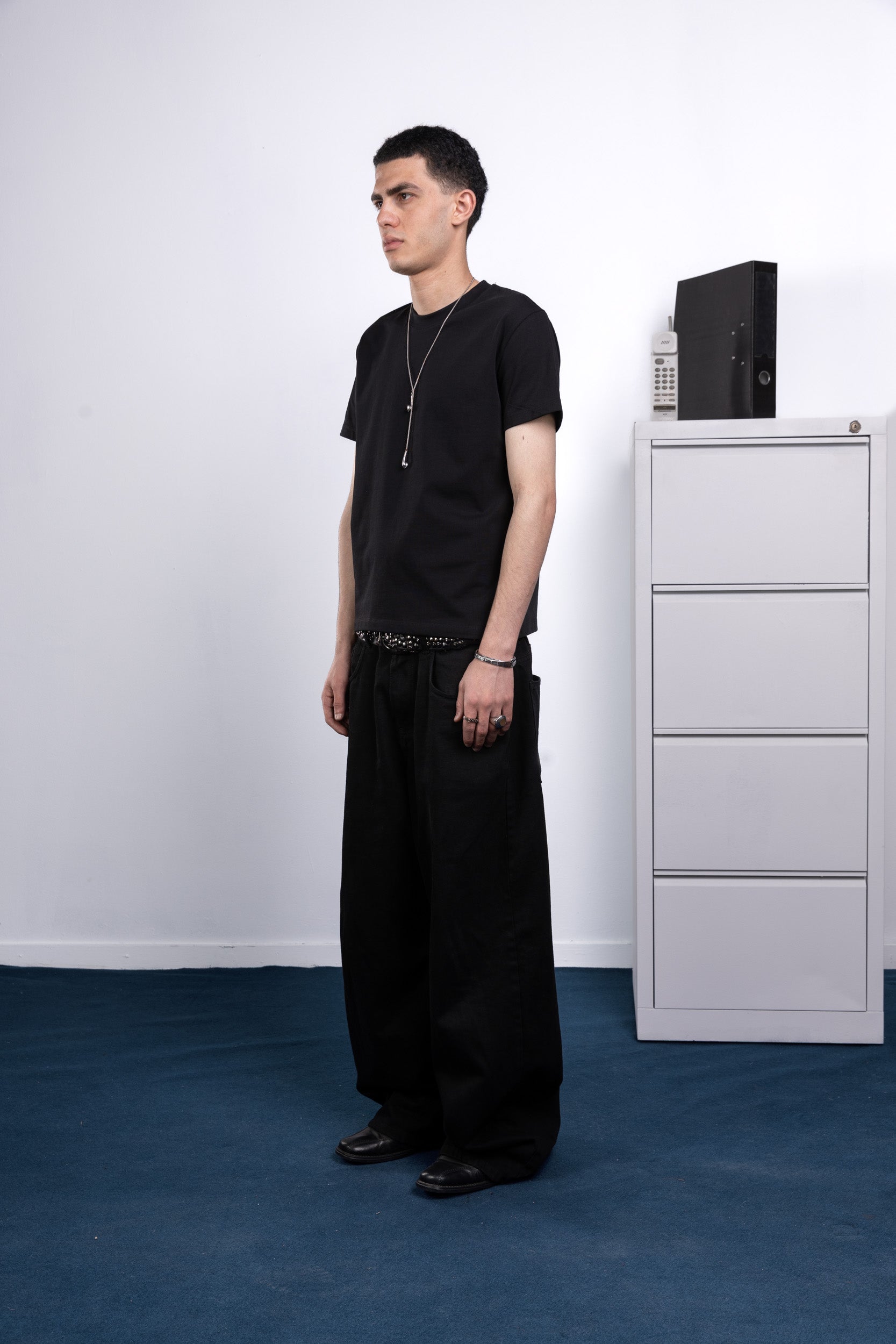 front [color : black ]