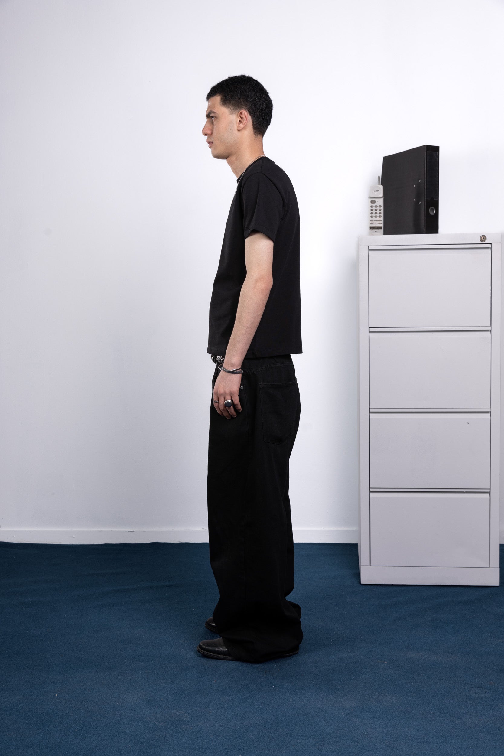 front [color : black ]