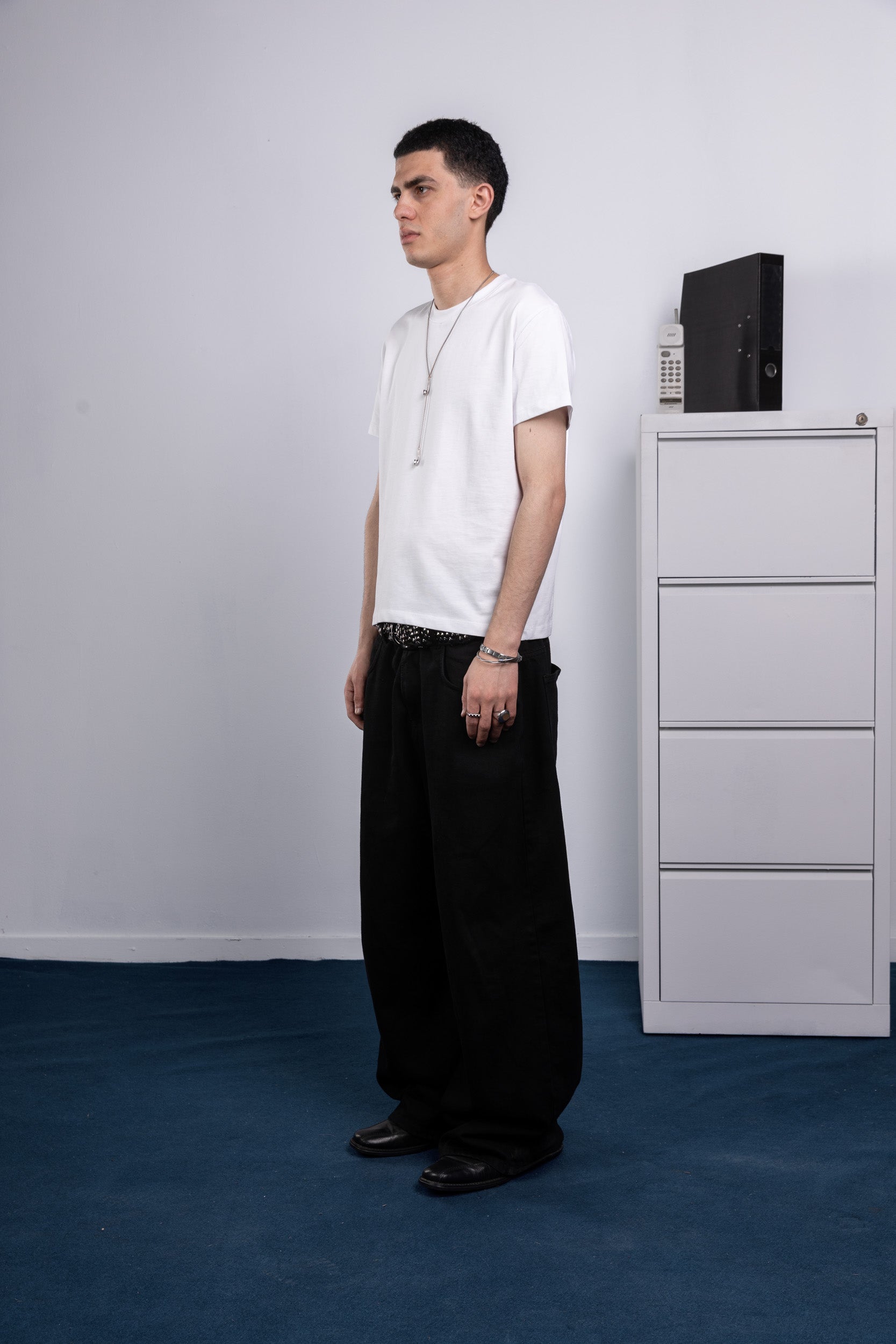 front [color : white ]