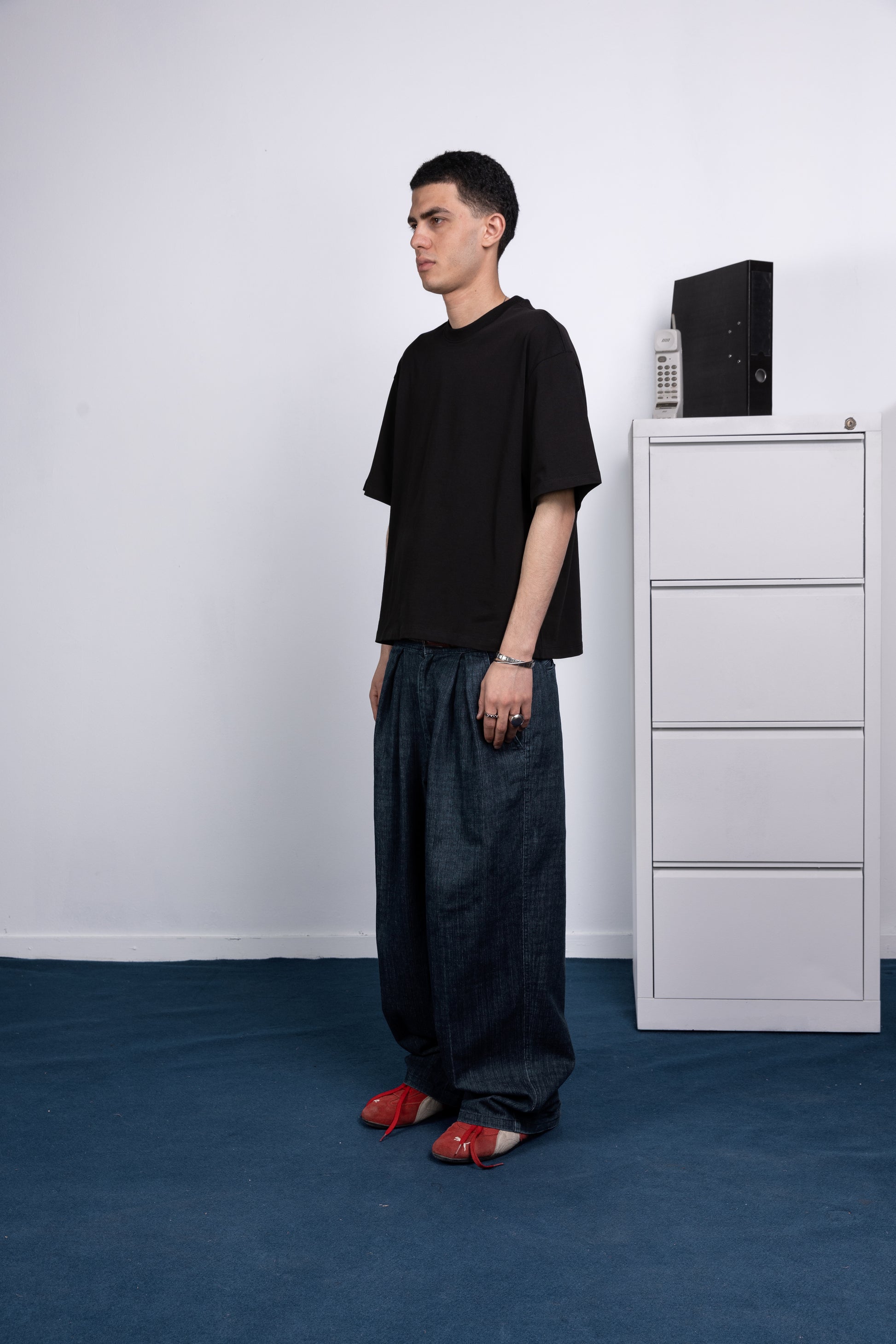 front [ color : black]