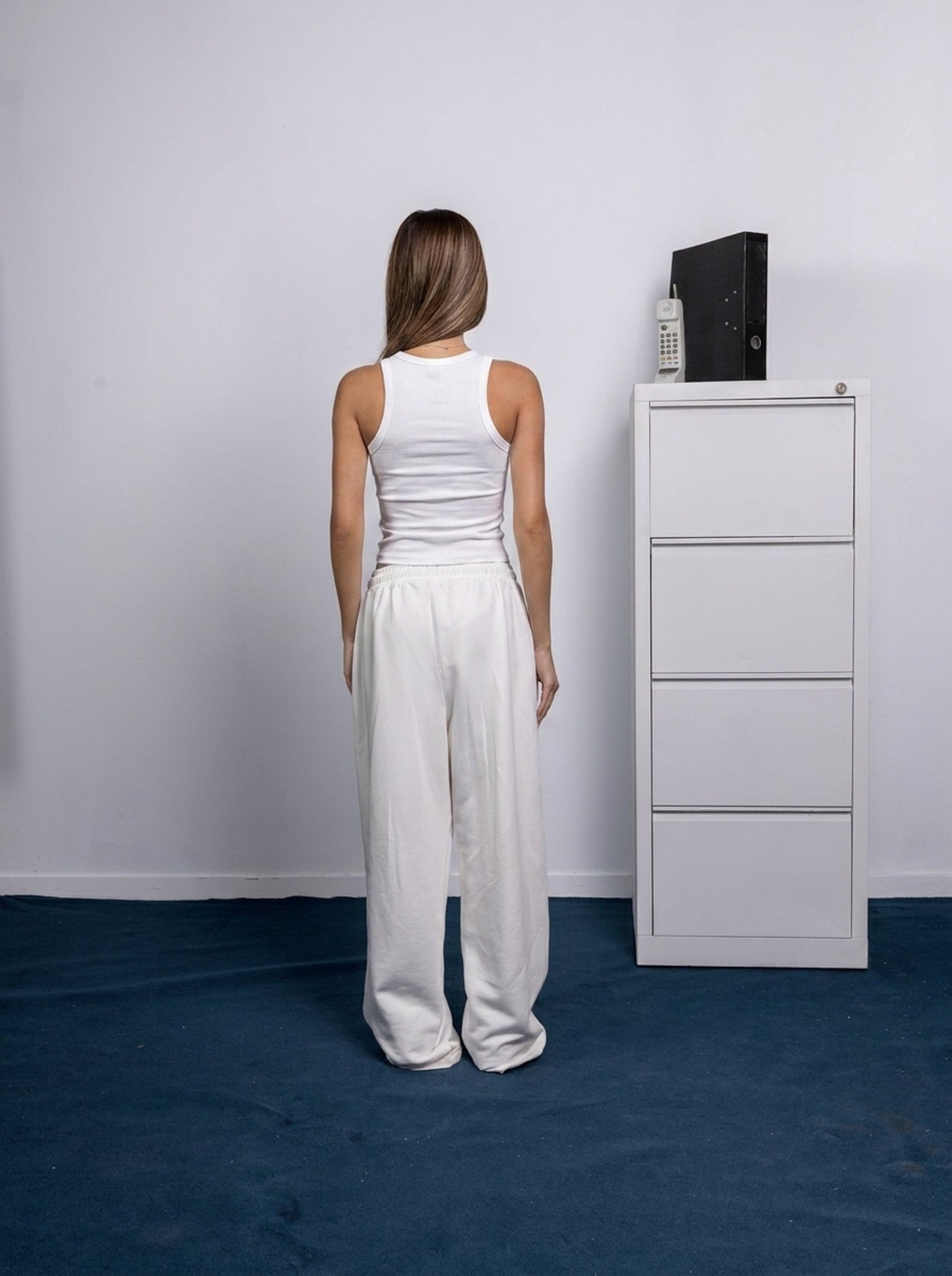 back [color : white ]